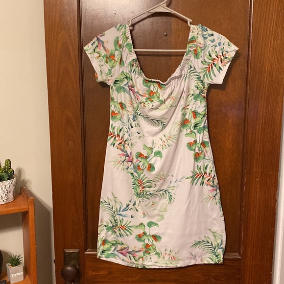 Cute off the shoulder, tropical print stretchy dress 😍😍😍 - Picture 3 of 9